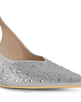 Detalle del material sintético de la zapatilla plateada tipo stiletto con pedrería y tacón medio 10cm para dama