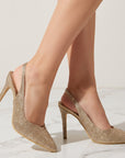 Zapatillas doradas tipo stiletto de pedrería brillante con punta fina, tacón delgado 10 cm y talón descubierto para dama