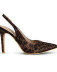 Vista lateral de la zapatilla café estampada animal print tipo stiletto para dama con punta fina pedrería brillante y tacón medio 10cm