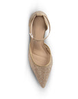 Vista superior de la zapatilla dorada tipo stiletto con pedrería y pulsera ajustable al tobillo para dama