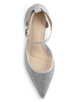 Vista superior de la zapatilla plateada tipo stiletto con pedrería y pulsera ajustable al tobillo para dama