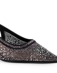 Detalle del material sintético en la zapatilla negra de fiesta para dama con tacón bajo 4cm