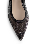 Vista del detalle en la punta fina de la zapatilla negra con pedrería y tacón bajo 4cm