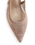 Vista del detalle en la punta fina de la zapatilla oro rosa con pedrería y tacón bajo 4cm