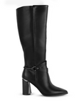 Vista lateral de la bota negra con punta fina herraje decorativo, detalle metálico en tacón medio 8cm para dama.