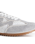 Detalle del material sintetico en tenis blanco/gris con malla y suela baja antiderrapante para dama
