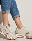 Tenis beige para dama con detalles metalicos y plataforma baja 5cm con suela antiderrapante