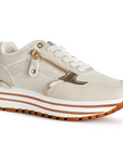Vista diagonal en los tenis beige para dama con detalles metalicos y plataforma baja 5cm para dama