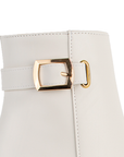 Vista del detalle en herraje metálico del botín beige con tacón medio 7cm para dama