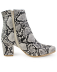 Vista a detalle de botín beige con negro estampado animal print de serpiente para mujer con tacón bloque 7cm cierre interno y corte recto al tobillo