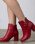 Botines rojos con dos cierres, decorativo y funcional de tacón grueso tamaño medio de 7cm