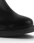 Detalle del material sintético en el botín negro para dama con tacón medio 8cm.