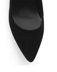 Vista de material buck en zapatilla clásica para mujer con punta fina cerrada y tacón bloque de 7cm en color negro