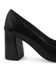 Vista trasera de tacón ancho de 7cm en zapatilla negra para mujer
