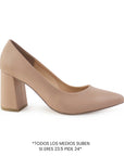 Vista lateral de zapatilla maquillaje para mujer con punta fina cerrada y tacón ancho de 7cm