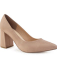 Vista diagonal de zapatilla clásica para mujer con punta cerrada y tacón ancho de 7cm color maquillaje