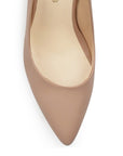 Vista de material cabra sintético en zapatilla clásica para mujer con punta fina cerrada y tacón bloque de 7cm en color maquillaje