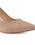 Vista a detalle de zapatilla clásica maquillaje para mujer con punta fina y tacón bloque de 7cm