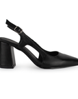 Vista lateral de zapatilla negra destalonada para mujer con tacón de 8cm y punta fina ajustable