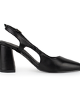 Vista a detalle de zapatilla negra destalonada para mujer con tacón medio de 8cm y punta fina