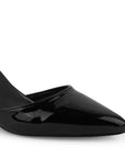 detalle del material charol en las zapatillas negras para dama con punta y tacón medio 8 cm