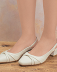 Zapatillas beige destalonadas para mujer con correa ajustable y tacon bajo ancho de 4cm