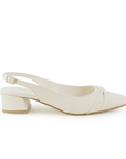 Vista lateral de zapatilla beige destalonada para mujer con moño en punta cerrada y tacón bajo de 4cm