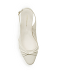 Vista superior de zapatilla destalonada para mujer con moño en punta cerrada y correa ajustable en color beige