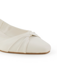 Vista a detalle de moño en punta cerrada de zapatilla beige para mujer con tacón bajo de 4cm destalonada