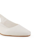Vista a detalle de punta cerrada en zapatilla beige para mujer con tacón bajo de 4cm y pulsera ajustable
