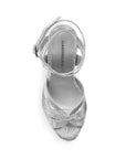 Vista superior de zapatilla plata para mujer con pulsera ajustable al tobillo y diseño descubierto