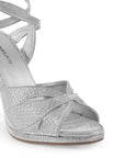 Vista a detalle de zapatilla para mujer con pulsera ajustable al tobillo y tacón delgado de 11cm color plata