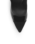vista del detalle charol en zapatillas negras stiletto para dama con tacón alto 11cm
