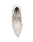 Vista superior de zapatilla beige para mujer con punta fina y pulsera ajustable
