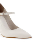 Vista a detalle de zapatilla para mujer tipo stiletto con pulsera y tacón medio de 10cm color beige