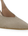 Detalle del material sintético en zapatilla café para mujer con punta fina cerrada de diseño destalonado y tacón alto 11cm