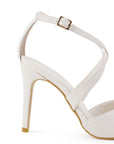 Vista trasera de tacón delgado medio de 10cm en zapatilla beige para mujer con correas cruzadas tipo stiletto y punta fina cerrada
