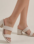 Zapatillas beige para mujer de tacón grueso de 7cm con doble banda frontal y diseño descubierto