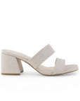 Vista lateral de zapatilla beige para mujer con doble tira ancha y tacón grueso de 7cm de diseño descubierto