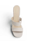 Vista superior de zapatilla beige de diseño descubierto para mujer con doble tira ancha y punta redonda