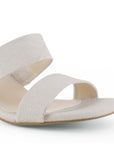 Vista a detalle de doble tira ancha frontal en zapatilla beige para mujer de diseño descubierto
