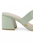 Vista trasera de tacón grueso de 7cm en zapatilla verde de diseño descubierto para mujer con doble tira ancha en empeine