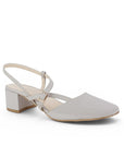 Vista diagonal de zapatilla destalonada beige con punta cuadrada en charol y tacón bajo 5cm para dama