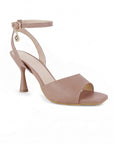 Vista diagonal de zapatilla nude de diseño descubierto para mujer con pulsera ajustable y tacón de 9cm