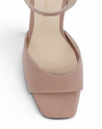 Vista de material sintético en zapatilla nude para mujer de diseño descubierto con punta cuadrada pulsera ajustable al tobillo y tacón medio de 9cm
