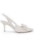 Vista lateral de zapatilla beige tipo stiletto para dama con moño al frente y tacón medio 8cm.