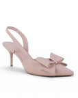 Vista diagonal de zapatilla rosa tipo stiletto con moño al frente, tacón medio 8cm y destalonadas para dama