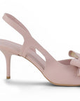 Vista trasera del tacón medio de 8cm en la zapatilla rosa tipo stiletto con moño al frente para dama