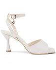Vista lateral de zapatilla beige para mujer con punta cuadrada tacón medio de 9cm y pulsera ajustable al tobillo