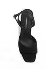 Vista superior de zapatilla negra para mujer con punta cuadrada pulsera ajustable y de diseño descubierto
